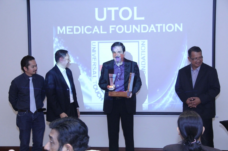 Peter Kairuz President of CBN Asia 700 Club receive award of appreciation from UTOL USA &UAE